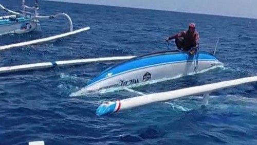 Pemancing dan wisatawan dievakuasi setelah jukungnya terbalik di perairan Bunutan, Kecamatan Abang, Karangasem, Selasa (14/10/2025).