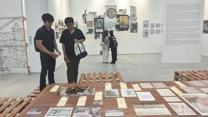Festival Pustakarsa di TIM Pengunjung mengamati instalasi kain yang dipamerkan pada Festival Pustakarsa di Galeri Emiria Soenassa Taman Ismail Marzuki, Cikini, Jakarta Pusat, Selasa (14/10/2025). Festival Pustakarsa yang diadakan Dinas Perpustakaan dan Kearsipan Provinsi DKI Jakarta menghadirkan tiga kegiatan utama yaitu workshop interaktif, pameran arsip kota Jakarta dan malam puncak Piala H.B Jassin bagi insan sastra Indonesia yang berlangsung dari tanggal 14-22 Oktober 2025. ANTARA FOTO/Fakhri Hermansyah