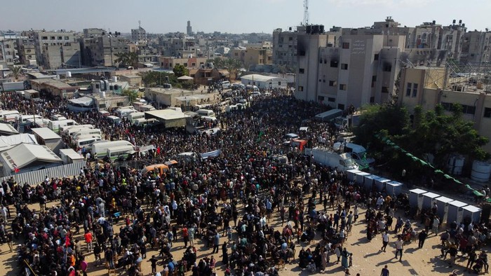 Gaza Bergemuruh Sambut Pulangnya 2.000 Tahanan Palestina A drone view shows people gathering at Nasser hospital as they welcome freed Palestinian prisoners released by Israel as part of a hostages-prisoners swap and a ceasefire deal between Hamas and Israel, in Khan Younis in the southern Gaza Strip, October 13, 2025. REUTERS/Stringer