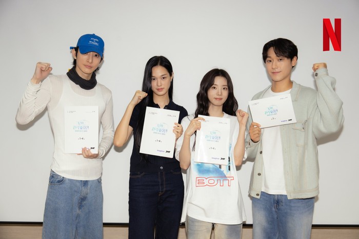 Cast drama Korea terbaru Netflix Grand Galaxy Hotel baca naskah perdana.