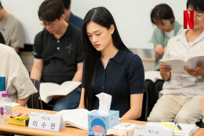 Cast drama Korea terbaru Netflix Grand Galaxy Hotel baca naskah perdana.
