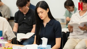 Aktris Lee Su Hyun memerankan Seok San, perempuan misterius dengan aura yang berbahaya. (Foto: dok. Netflix)