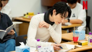 Lee Soo Hyuk dari drakor viral S Line ambil bagian sebagai Baek Gi si malaikat pencabut nyawa. Gak seperti sosok grim reaper lain, dia punya kepribadian yang berbeda. (Foto: dok. Netflix)