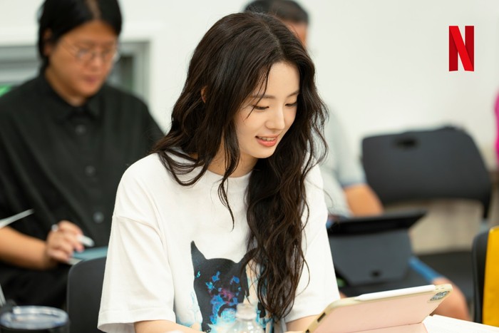 Cast drama Korea terbaru Netflix Grand Galaxy Hotel baca naskah perdana.