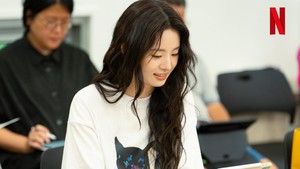 Shin Si Ah yang sebelumnya dikenal lewat Resident Playbook memerankan Sang Soon. Dia satu-satunya pegawai manusia di Grand Galaxy Hotel, memaksa dirinya berteman dengan hantu. (Foto: dok. Netflix)