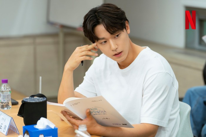 Cast drama Korea terbaru Netflix Grand Galaxy Hotel baca naskah perdana.