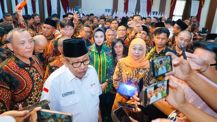 Gubernur Jatim Khofifah bersama Ketua PMI Jatim Imam Utomo