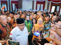 Khofifah Serahkan Penghargaan Bagi 604 Pendonor Darah Sukarela 75 Kali