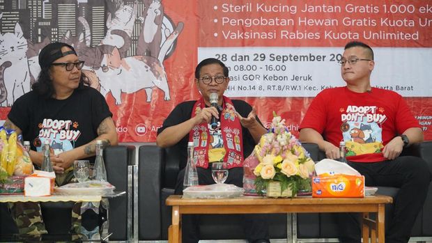 Gubernur DKI Jakarta Pramono Anung Bersama Anggota DPRD DKI Jakarta Fraksi PDI Perjuangan Hardiyanto Kenneth dan Pegiat Kesrawan Doni Herdaru Tona Pada Acara Kegiatan Vaksinasi Rabies di Pilgub Jakarta Lalu.