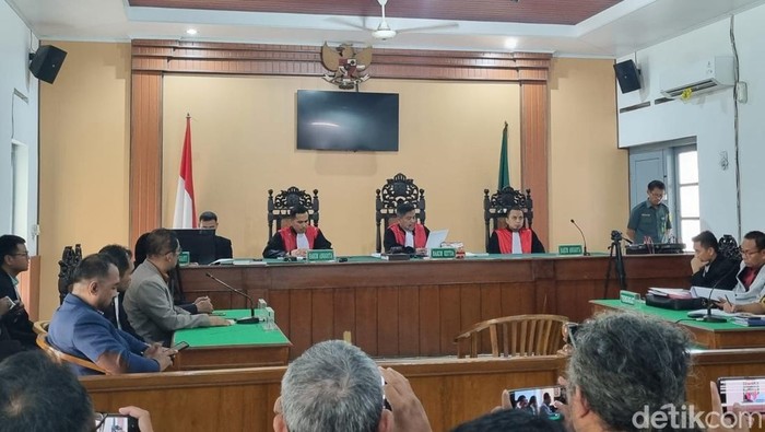 Suasana sidang perkara nomor 211/Pdt.G/2025/PN Skt tentang gugatan Citizen Lawsuit ijazah Presiden ke-7 Republik Indonesia Joko Widodo (Jokowi) di Pengadilan Negeri (PN) Solo, Selasa (14/10/2025).