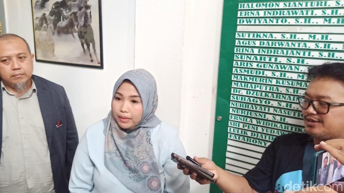 Mediator perkara entang gugatan Citizen Lawsuit ijazah Presiden ke-7 Republik Indonesia Joko Widodo (Jokowi), Dara Pustika Sukma, saat ditemui di Pengadilan Negeri Solo, Selasa (14/10/2025).