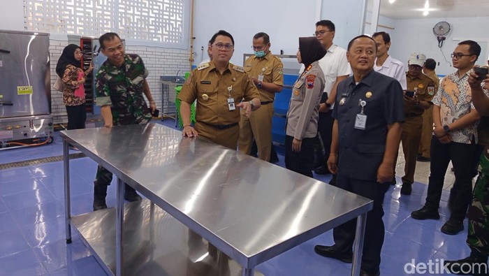 Jajaran Pemkot Magelang mengecek dapur MBG di Sanden, yang ternyata dekat depo sampah, Selasa (14/10/2025).