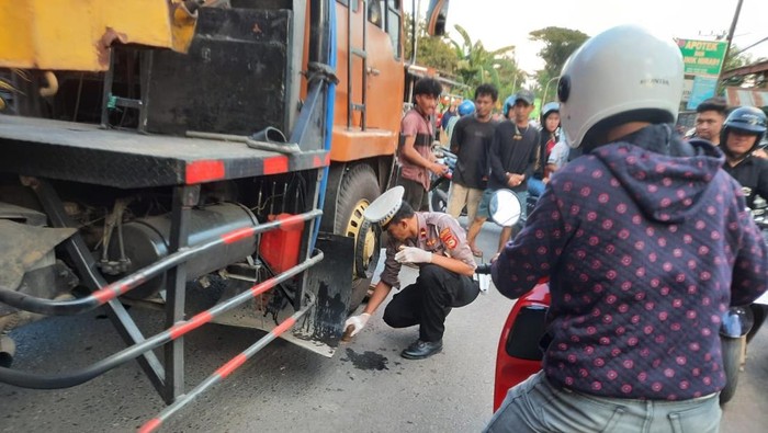 Dua sepeda motor terlibat tabrakan atau adu banteng di Jalan Poros Malino, Kabupaten Gowa, Sulawesi Selatan (Sulsel).