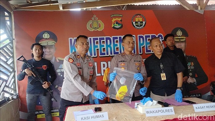 Wakapolres Dompu, Kompol Heru Windiarto disampaikan Kasat Reskrim dan Kasi Humas saat konferensi pers kasus jambret di Mapolres Dompu Selasa (14/10/2025).