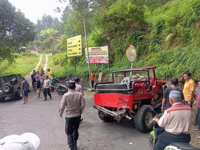 Jeep wisata kecelakaan di kawasan Candi Sukuh, Desa Berjo, Ngargoyoso, Kabupaten Karanganyar, Selasa (14/10/2025).