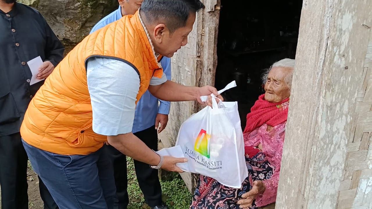 Joko Suranto yang juga Ketua Umum DPP Realestat Indonesia (REI) menggelar acara bakti sosial untuk yatim dan jompo melalui Buana Kassiti Group, di kawasan Curug Kubang/Ciliungunung Padasuka, Cianjur, Jawa Barat, Senin (13/10/2025). (Dok.Istimewa)