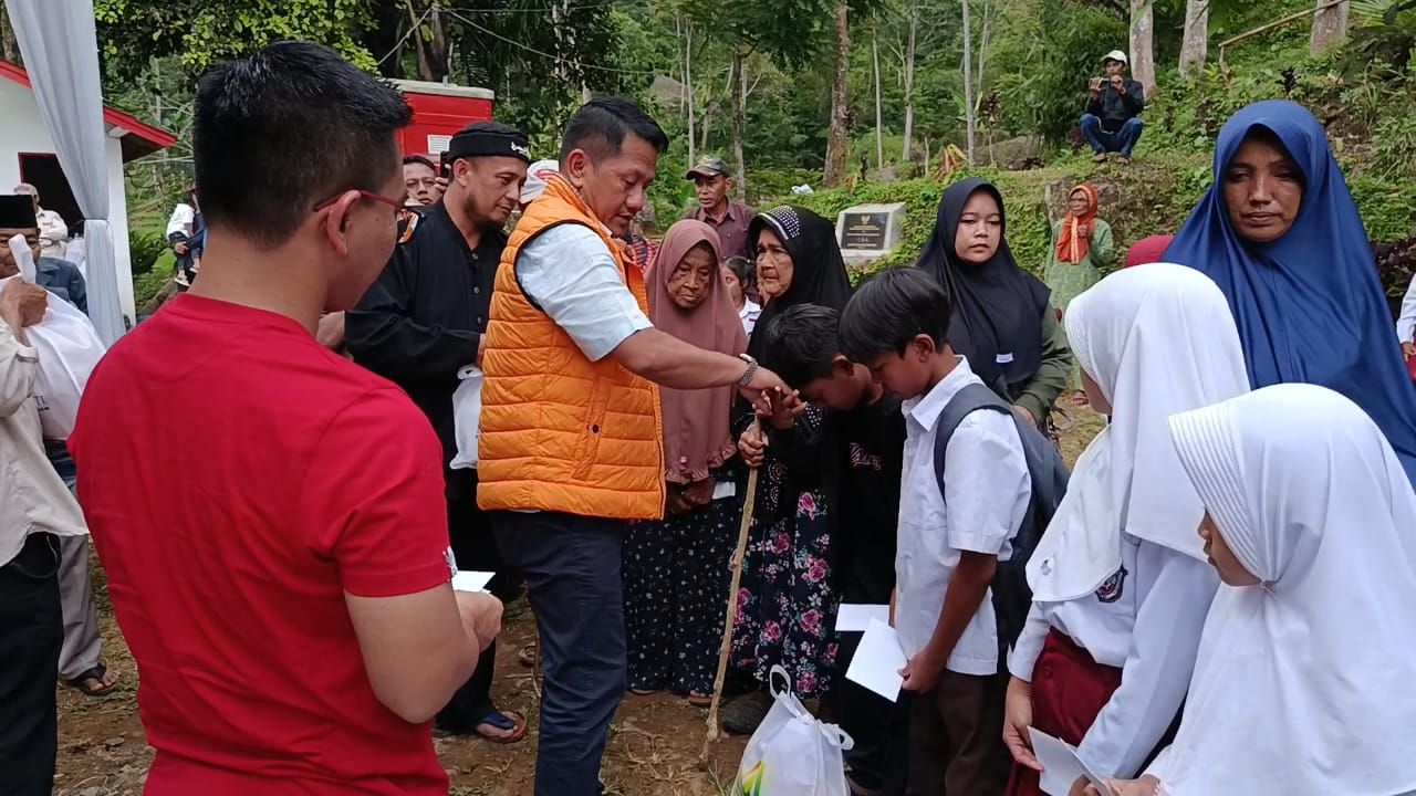 Joko Suranto yang juga Ketua Umum DPP Realestat Indonesia (REI) menggelar acara bakti sosial untuk yatim dan jompo melalui Buana Kassiti Group, di kawasan Curug Kubang/Ciliungunung Padasuka, Cianjur, Jawa Barat, Senin (13/10/2025). (Dok.Istimewa)