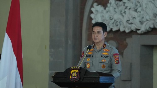 Kapolda Bali Irjen Pol Daniel Adityajaya memberikan arahan dalam kegiatan peningkatan kemampuan dan kompetensi Perwira Samapta (Pamapta) SPKT, Selasa (14/10/2025). (Dok. Polda Bali)