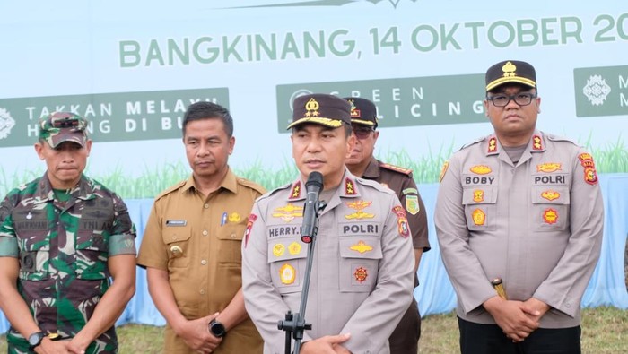 Kapolda Riau Irjen Herry Heryawan meresmikan Bank Pohon di Kabupaten Kampar, Selasa (14/10/2025).