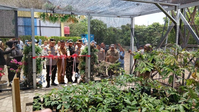 Kapolda Riau Irjen Herry Heryawan meresmikan Bank Pohon di Kabupaten Kampar.