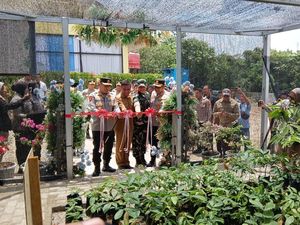 Kapolda Riau Ajak Warga Tanam Pohon: 5 Tahun Lagi Bisa Berteduh di Bawahnya
