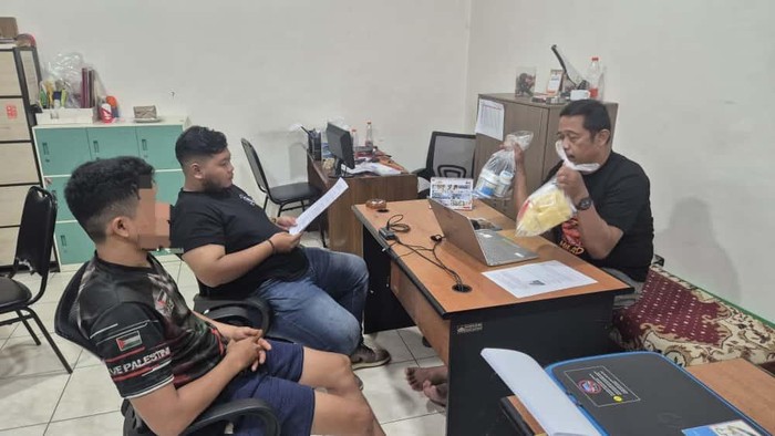 Tersangka pengedar puluhan ribu pil koplo di Kabupaten Banyumas diamankan petugas kepolisian, Selasa (14/10/2025).