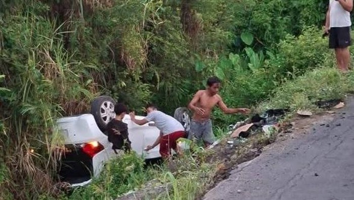 Tangkapan layar Facebook kabarklaten sedan Brio masuk parit di Plawikan, Kecamatan Jogonalan.