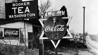 Papan iklan Coca-Cola yang vintage ini berasal dari awal tahun 1900-an. Nilai nostalgianya begitu besar sehingga menjadi barang panas dalam pelelangan. Para kolektor bisa membayar hingga puluhan ribu dollar untuk barang ini. Foto: MSN
