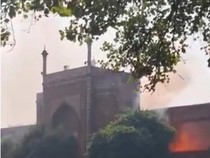 Kompleks Taj Mahal Kebakaran!