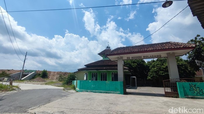Kondisi SDN Nglarang di Kalurahan Tlogoadi, Mlati, Sleman yang terdampak proyek Tol Jogja-Solo Paket 2.2, foto diambil pada Selasa (14/10/2025).