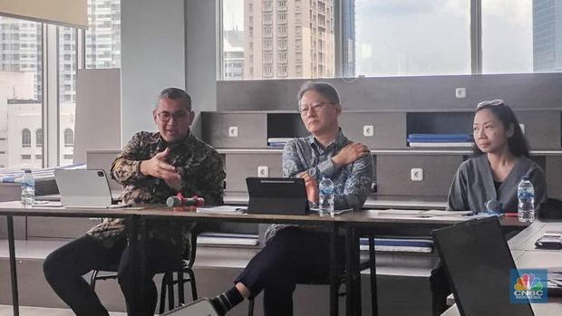 Konsuler Bidang Ekonomi Kedutaan Besar Korea Selatan untuk Indonesia Kim Chanwoo dan Deputi Bidang Kerja Sama Penanaman Modal di Kementerian Investasi dan Hilirisasi/BKPM Tirta Nugraha Mursitama dalam Workshop IKJN bertema “APEC at the Crossroads: Building Bridges for Regional Growth”, Senin (13/10/2025). (CNBC Indonesia/Arrijal Rachman)