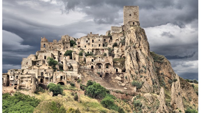 Kota Craco di Italia, salah satu kota mati sejak 1980-an.