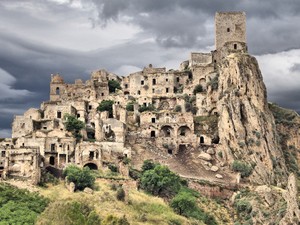 Cantik tapi Berbahaya, Craco Kota Mati yang Bisa Ambruk Kapan Saja!
