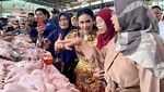 Serunya Kris Dayanti saat Belanja Pisang hingga Jajan Peyek