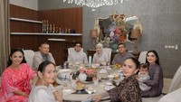 Pelantun Menghitung Hari tersebut juga dikenal dekat keluarga. Ini momen Kris Dayanti saat makan bersama keluarga besar, lengkap dengan Anang-Ashanty. Foto: Instagram/@krisdayantilemos
