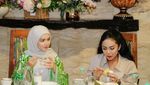Serunya Kris Dayanti saat Belanja Pisang hingga Jajan Peyek