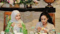 Sebagai diva, Kris Dayanti memiliki kedekatan dengan penyanyi terkenal Siti Nurhaliza. Terlihat dari momen mereka saat menikmati durian bersama. Foto: Instagram/@krisdayantilemos
