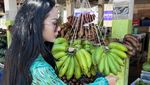 Serunya Kris Dayanti saat Belanja Pisang hingga Jajan Peyek