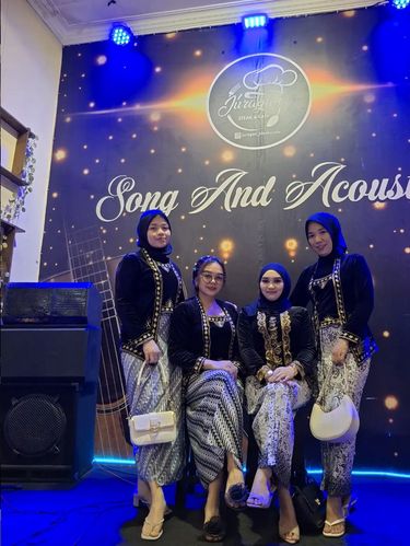 Para wanita memberikan kejutan berupa sesajen sebagai 'kue' ulang tahun di Malang, Jawa Timur. Postingan tersebut langsung viral di media sosial.