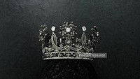 Detail yang aku berikan bunga-bunga kecil dengan ukiran Art Nouveau Crystal dan batu Zircon. Materialnya logam finishing hitam bertaburan crystal dan batu Zircon dan mutiara hitam berbentuk tetes, jelas desainer yang karyanya sudah banyak dipakai selebritas internasional itu. Foto: Instagram @rinaldyyunardi/@theclique.hk/@kyliejenner