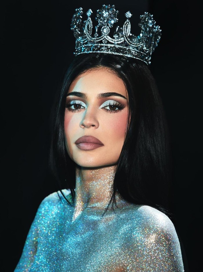 Kylie Jenner memakai mahkota karya Rinaldy Yunardi.