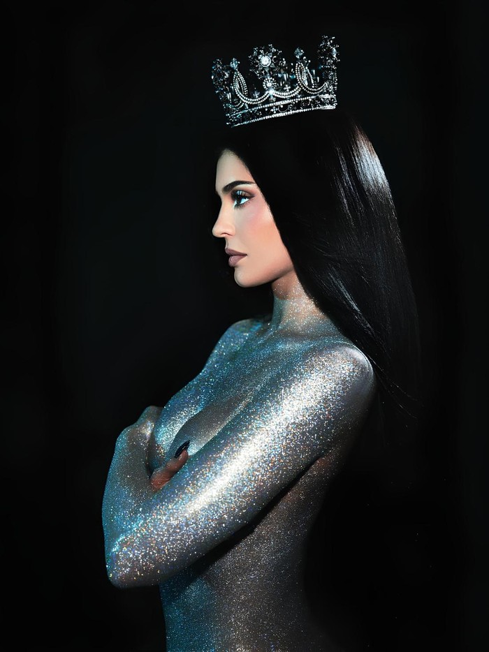 Kylie Jenner memakai mahkota karya Rinaldy Yunardi.