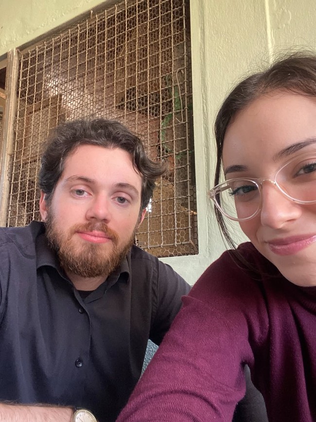 Perjalanan hidup mereka berubah arah saat Lais mengalami depresi dan memilih meninggalkan biara Karmel tempat ia tinggal selama dua tahun. Ia kembali ke rumah untuk memulihkan diri, dan di masa inilah Jackson, yang masih di seminari, mulai menghubunginya lewat pesan singkat. Cinta tumbuh dari berkirim pesan perhatian dan doa.  Foto: dok. Instagram