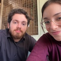 Perjalanan hidup mereka berubah arah saat Lais mengalami depresi dan memilih meninggalkan biara Karmel tempat ia tinggal selama dua tahun. Ia kembali ke rumah untuk memulihkan diri, dan di masa inilah Jackson, yang masih di seminari, mulai menghubunginya lewat pesan singkat. Cinta tumbuh dari berkirim pesan perhatian dan doa.  Foto: dok. Instagram