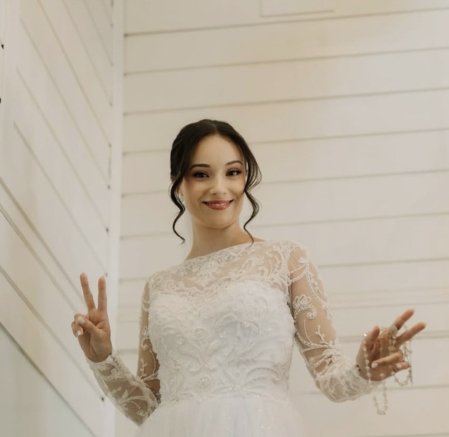 Kisah cinta mereka menuai beragam reaksi. Ada yang menilai keputusan mereka kontroversial, namun banyak juga yang mengirimkan doa dan dukungan. “Ini bukan bentuk pelarian dari panggilan suci, melainkan perjumpaan dengan makna baru kehidupan,” tulis netizen. Foto: dok. Instagram