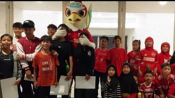 Lebih dari 100 anak mengisi bangku penonton bersorak dan menyemangati Garuda Muda.