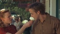 The Notebook, film percintaan yang legendaris, menampilkan aksi Ryan Gosling dan Rachel Adams. Adegan menyuapi es krim menjadi salah satu yang menarik perhatian. Foto: Instagram/film.foods