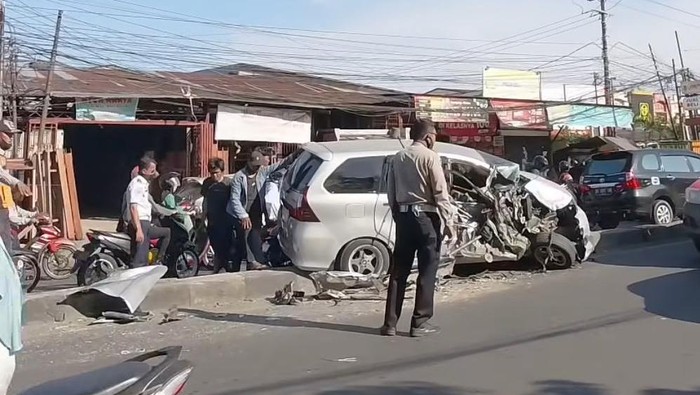 Dua mobil terlibat kecelakaan di Jalan Perintis Kemerdekaan, Kota Makassar, Sulawesi Selatan (Sulsel).