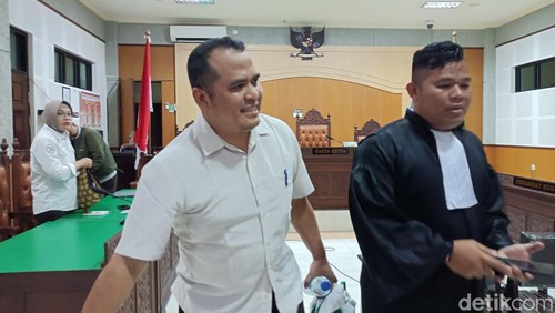 Mantan Direktur PT Tripat, Lalu Azril Sopandi keluar dari ruang sidang Pengadilan Tipikor Mataram usai mendengar putusan majelis hakim, Senin (13/10/2025).