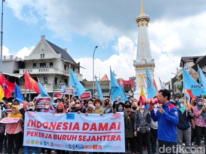 Aksi massa buruh di Tugu Jogja, Selasa (14/10/2025) siang